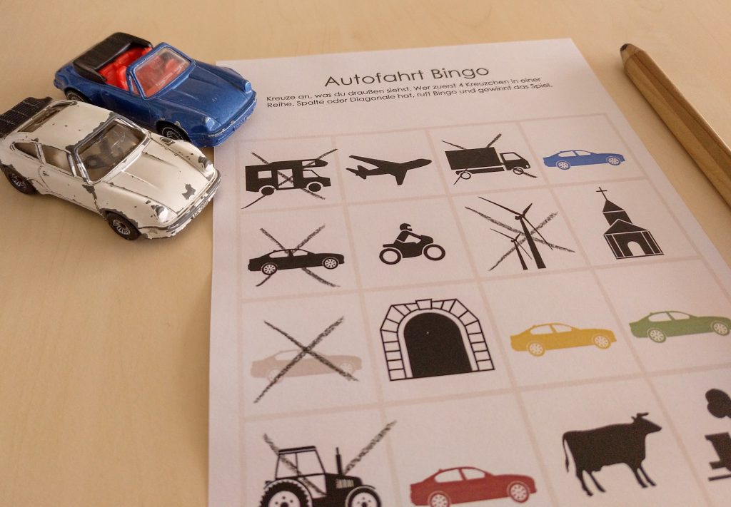 Suchspiele für lange Autofahrten mit Freebie ideenstrudel
